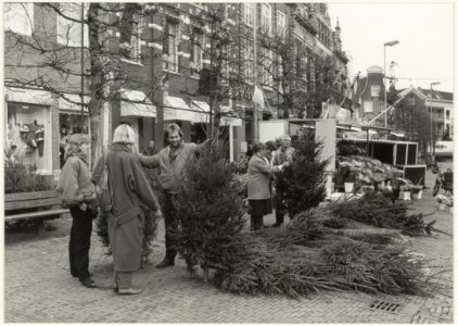 Kerstbomenverkoop op de Grote Markt. NL-HlmNHA 54016767 02