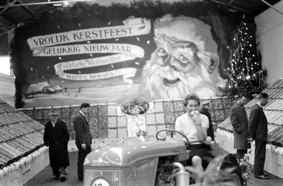 Kerstfruitveiling in Houten Overzicht van de veiling, Bestanddeelnr 913-2859