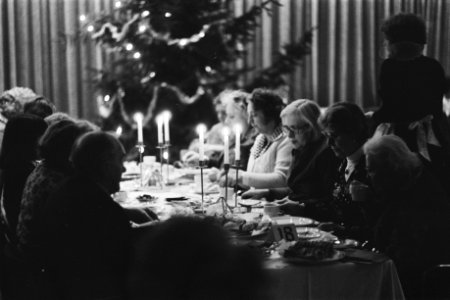 Kerstmaal van Leger des Heils in RAI, Amsterdam voor bejaarden, Bestanddeelnr 928-9377