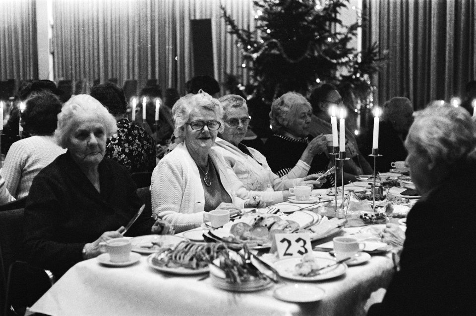 Kerstmaal van Leger des Heils in RAI, Amsterdam voor bejaarden, Bestanddeelnr 928-9376