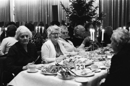 Kerstmaal van Leger des Heils in RAI, Amsterdam voor bejaarden, Bestanddeelnr 928-9376