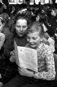 Kerstfeest voor 1.000 Amsterdamse kinderen, aangeboden door Leger des Heils kind, Bestanddeelnr 921-9530