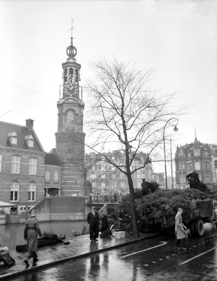 Kerstbomen afladen Singel met Meenttoren, Bestanddeelnr 906-8843