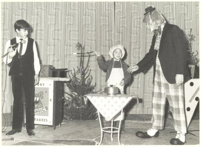 Kerstviering in het Schalkererf in 1984. NL-HlmNHA 54022930