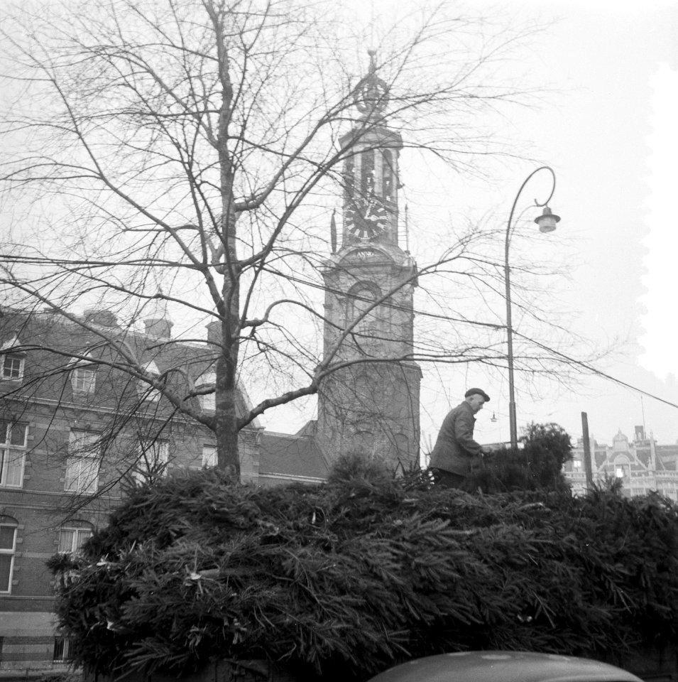 Kerstbomen op Singel met Munttoren, Bestanddeelnr 907-4822