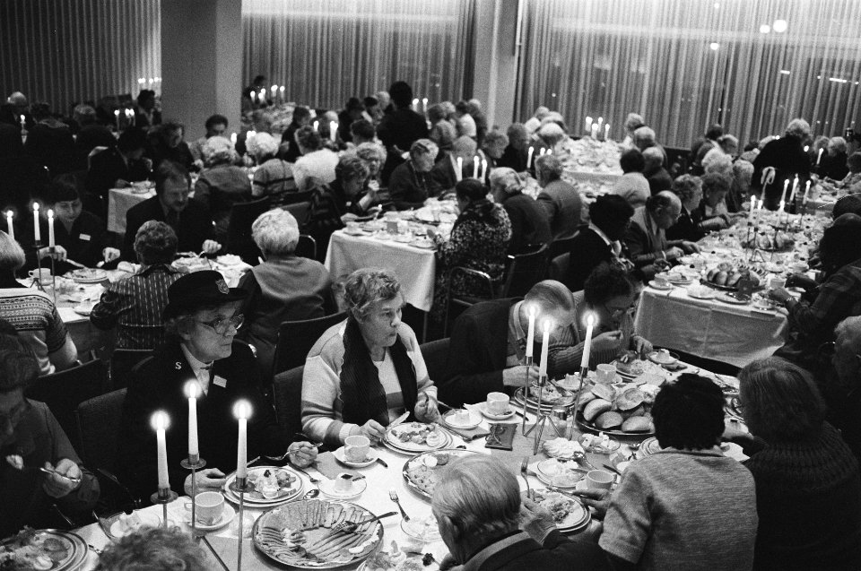 Kerstviering Leger des Heils in RAI Amsterdam voor bejaarden en eenzamen, Bestanddeelnr 931-8772