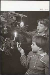 Kerstmis 1956.Meisje bij kerstboom, Bestanddeelnr 060-0405