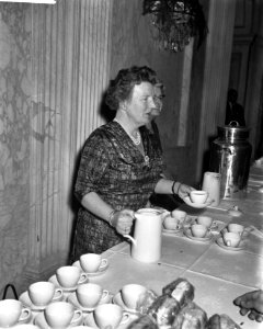 Kerstfeest van het koninklijk gezin met het personeel in Amsterdam Koningin Jul, Bestanddeelnr 913-3348
