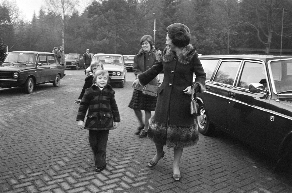 Kerstfeest Koninklijke Familie in Baarn aankomst Prinses Beatrix en prinsjes, Bestanddeelnr 928-3337