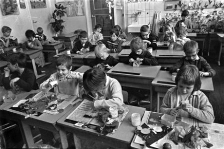 Kleuterklas van de Elisabeth Wolffschool druk in de weer voor pasen, Bestanddeelnr 920-1783