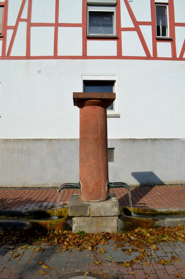 Klein-Karben, Peter-Geibel-Platz, Brunnen