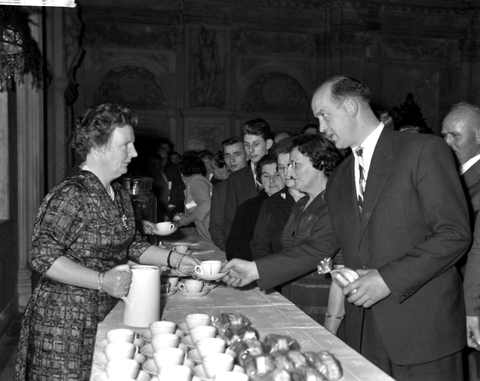 Kerstfeest van het koninklijk gezin met het personeel in Amsterdam Koningin Jul, Bestanddeelnr 913-3347