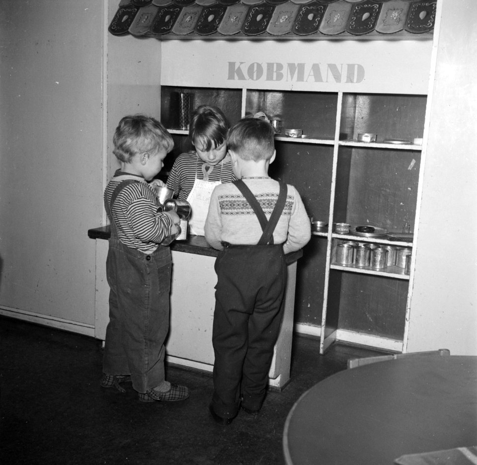 Kleuters spelend met een winkeltje, Bestanddeelnr 252-9102