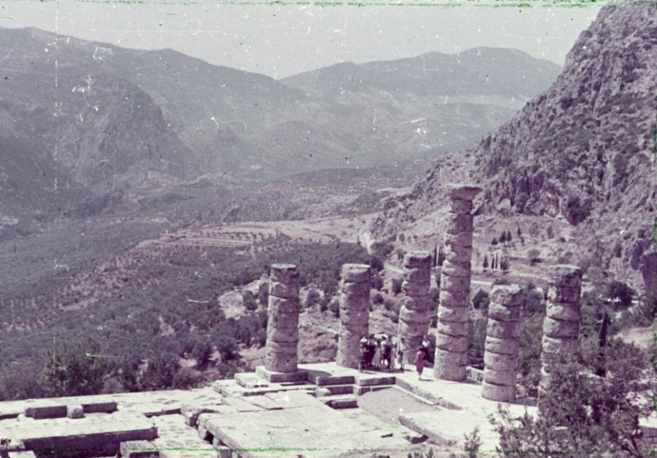 Kleurenfoto (verbleekt) van enkele zuilen bij het amphitheater te Delphi, Bestanddeelnr 254-6554