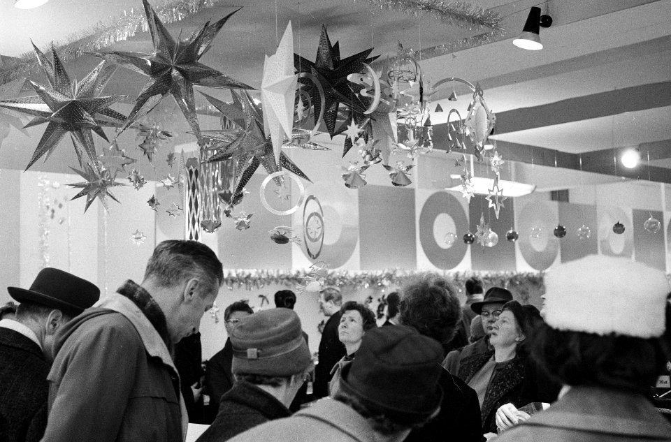 Kerstdrukte in de grote warenhuizen, overzicht kerstdrukt, Bestanddeelnr 914-6258