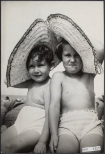 Kleuters aan het Scheveningse strand zijn blij met hun grote sombrero, Bestanddeelnr 060-0652