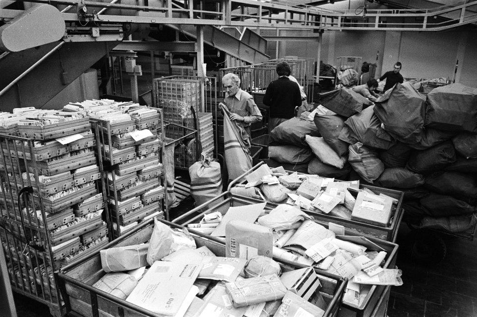 Kerstdrukte bij PTT grote hoeveelheden pakjes en brieven op hoofdpostkantoor in, Bestanddeelnr 928-9468