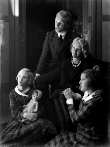 Kerstmis een gezin, Van de Polls stiefdochters Hans en Renée poseren met modell, Bestanddeelnr 189-0906
