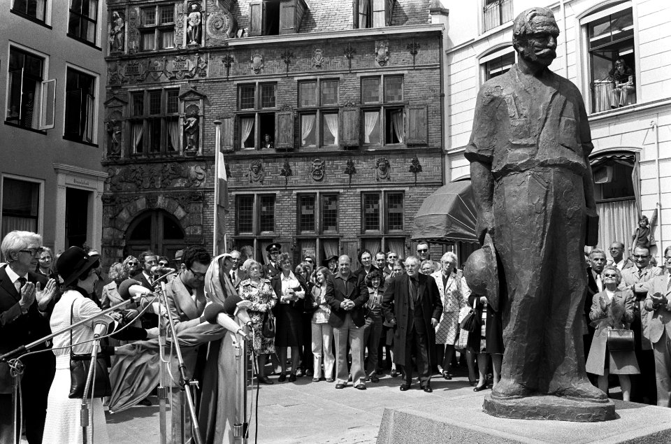 Kleindochter Christiane Eckert onthult het beeld van Albert Schweitzer, Bestanddeelnr 927-9395