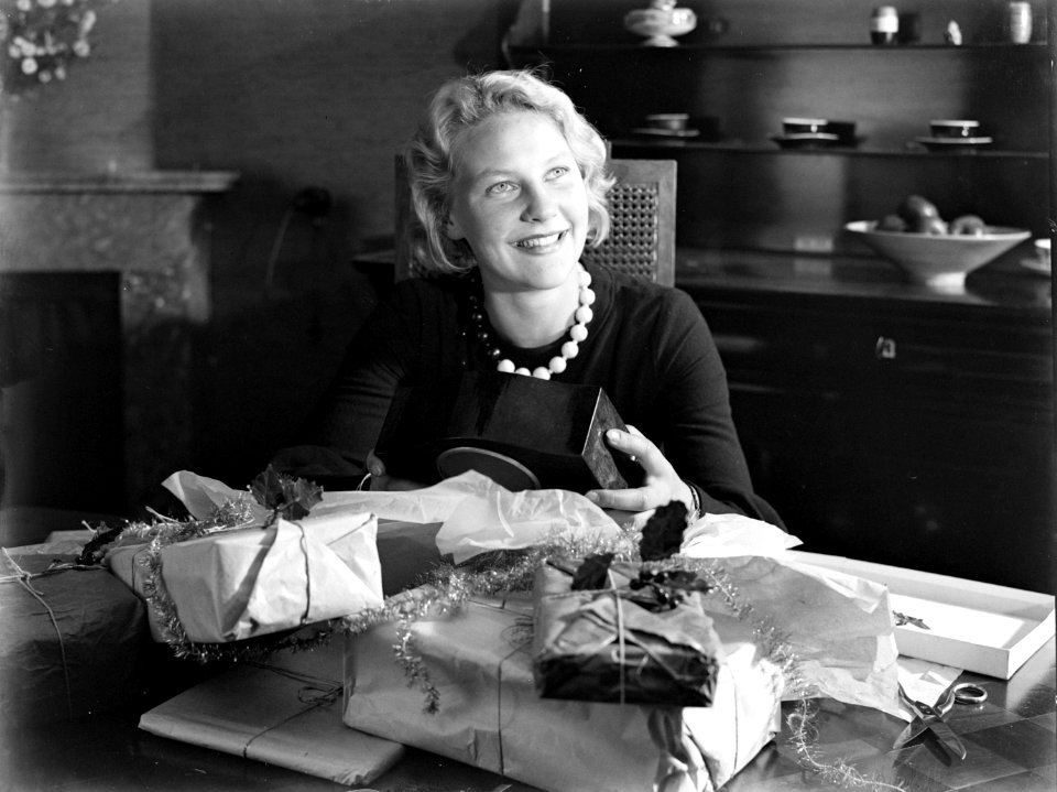 Kerstmis een vrouw met pakjes. Model Eva Waldschmidt poseert, Bestanddeelnr 189-0911