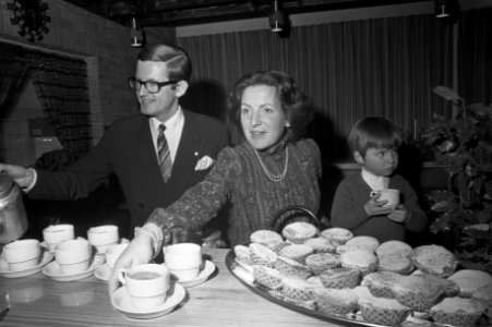 Kerstsfeer Koninklijke familie te Uddel, Pieter van Vollenhoven , Prinses Margri, Bestanddeelnr 925-2590