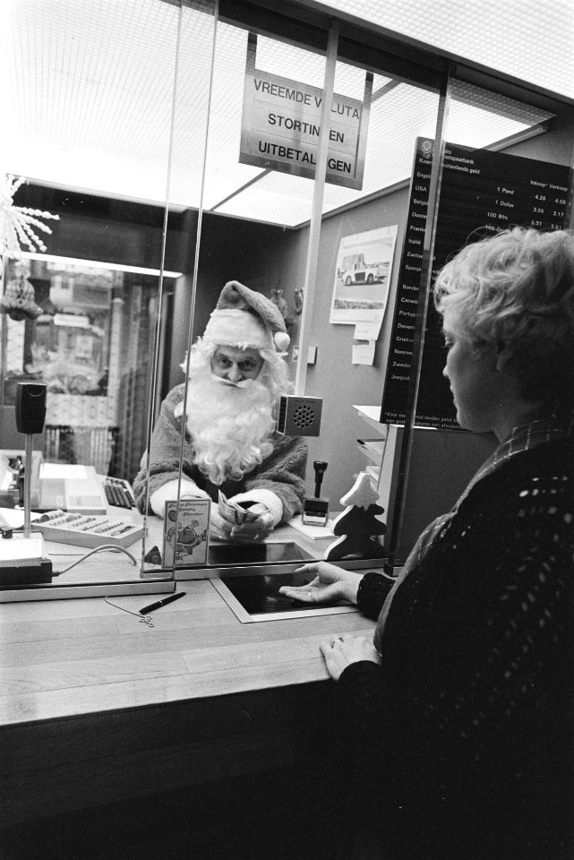 Kerstman achter loket gemeentegiro in Amsterdam, Bestanddeelnr 932-8184