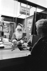 Kerstman achter loket gemeentegiro in Amsterdam, Bestanddeelnr 932-8184