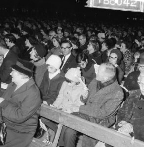 Kerstzang in de Koopmansbeurs, de grote hal vol met jonge oude stadgenoten, over, Bestanddeelnr 918-6042