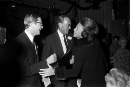 Kerstviering koninklijke familie op Soestdijk. P. van Vollenhoven , Bernhard en , Bestanddeelnr 923-1044