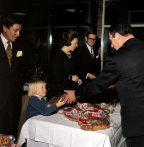 Kerstviering Koninklijke Familie 23 december 1971 in Udel koningin Juliana , Pr, Bestanddeelnr 254-9677