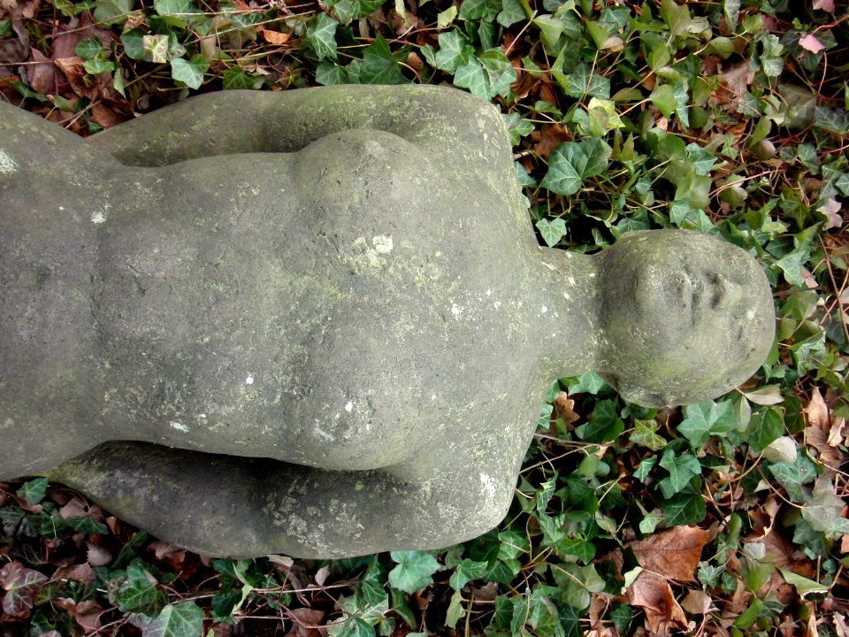 Kleine Liegende am Nürnberger Ei in Dresden-Südvorstadt vom Dresdner Bildhauer Vinzenz Wanitschke 9