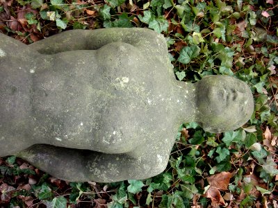 Kleine Liegende am Nürnberger Ei in Dresden-Südvorstadt vom Dresdner Bildhauer Vinzenz Wanitschke 9