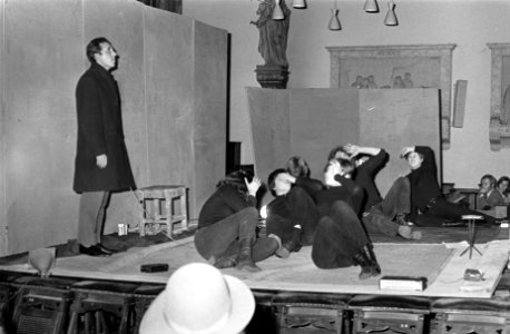 Kerstviering in Mozeskerk, spel rond leegte en creativiteit, Bestanddeelnr 923-1069