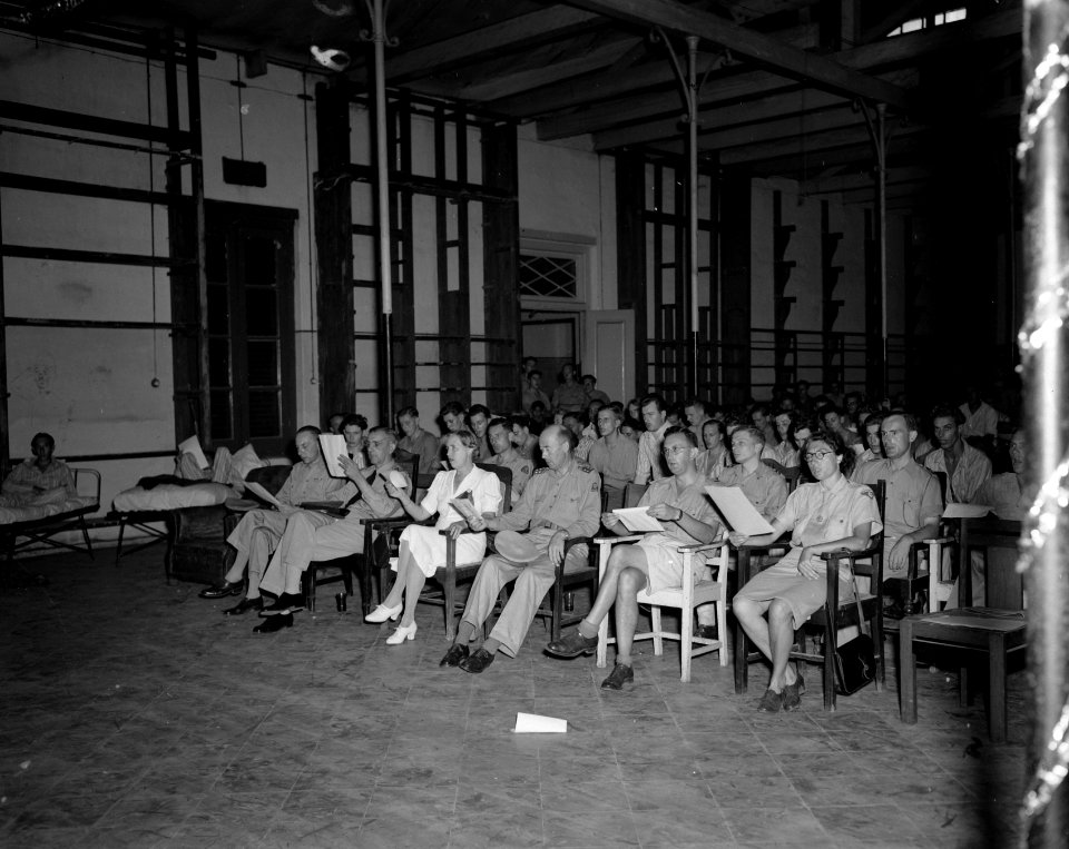 Kerststemming. Militair hospitaal. Op de eerste rij generaal Dürst Britt, Bestanddeelnr 10617