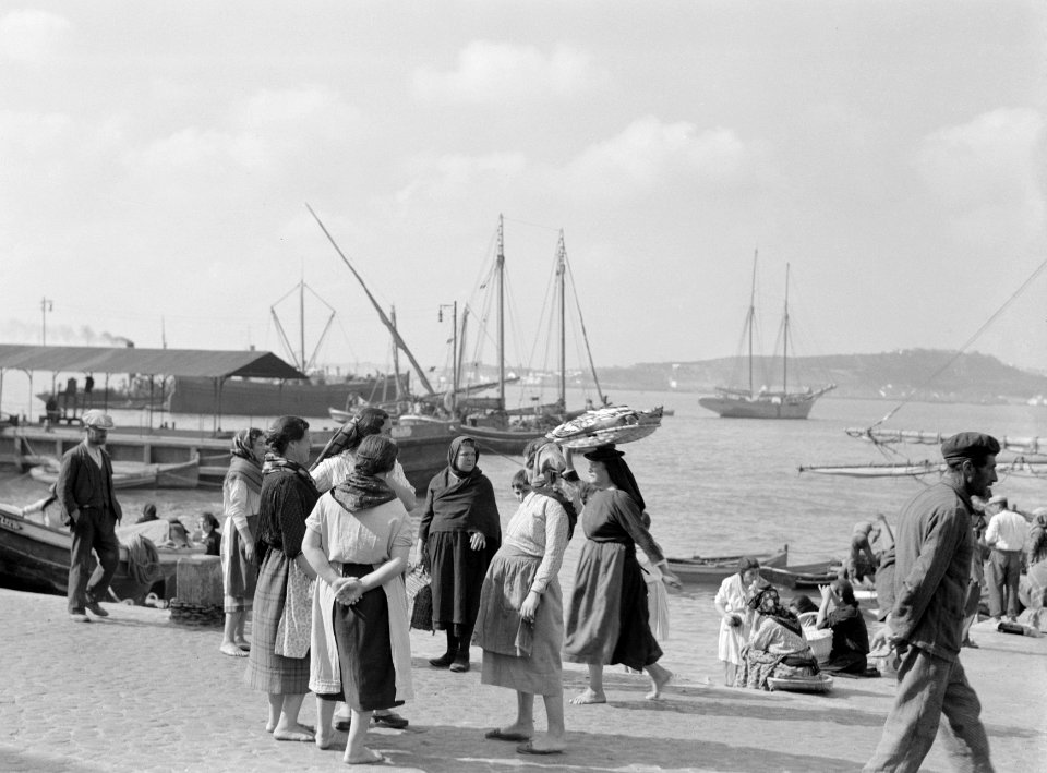 Kletsende vrouwen in de vissershaven van Lissabon, Bestanddeelnr 191-0208