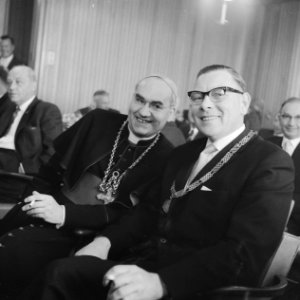 Klerkbezoek van Monseigneur dr JAE Dodewaard Babbeltje tussen Burgemeester , Bestanddeelnr 912-4625