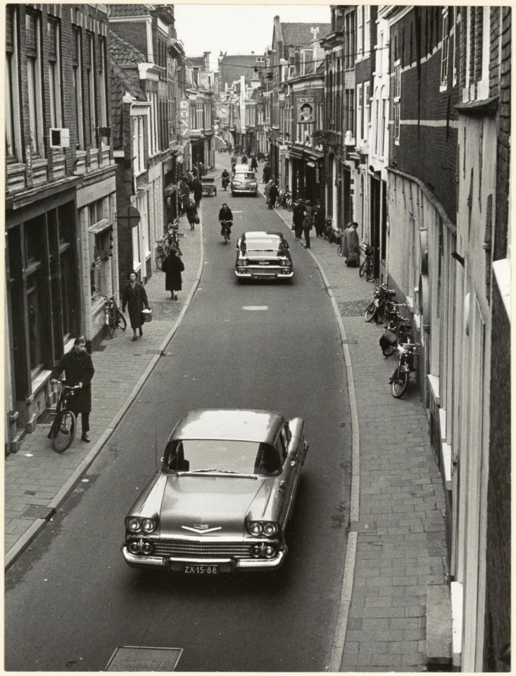 Kleine Houtstraat, nabij de Gedempte Oude Gracht, ziende naar het zuiden. NL-HlmNHA 54004161