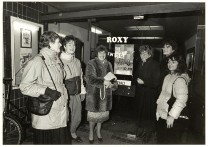 Kleine Houtstraat 79, filmtheater Roxy. Onbekende bezoeksters voor de voorstelling van de film The Hiding Place van James F. Collier (1929-1991)