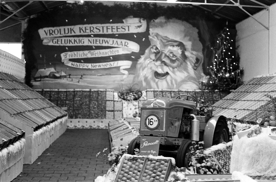 Kerstfruitveiling in Houten Overzicht van de veiling, Bestanddeelnr 913-2858