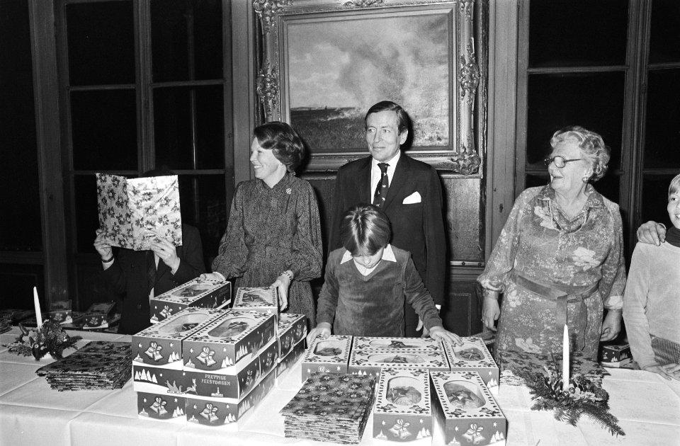 Kerstviering Koninklijke familie in Apeldoorn Koninklijk familie tijdens uitdel, Bestanddeelnr 930-0560