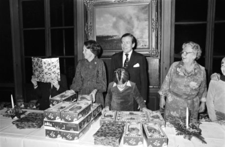 Kerstviering Koninklijke familie in Apeldoorn Koninklijk familie tijdens uitdel, Bestanddeelnr 930-0560
