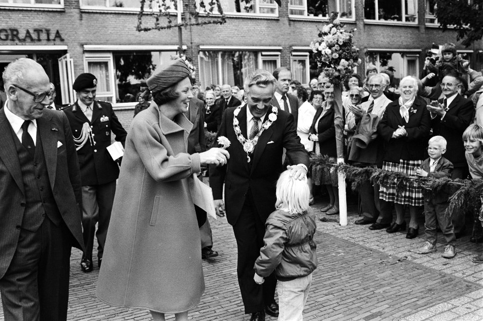 Kleine jongen biedt, onofficieel, een bloem aan, Bestanddeelnr 932-3548