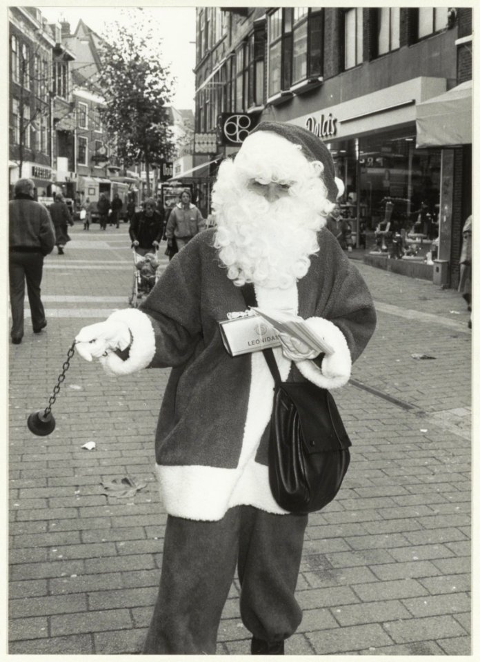 Kerstman (vrouw) in de Grote houtstraat. NL-HlmNHA 54020875