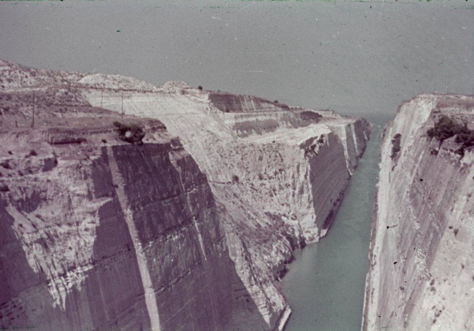Kleurenfoto (verbleekt) van het kanaal van Korinthe, Bestanddeelnr 254-6546