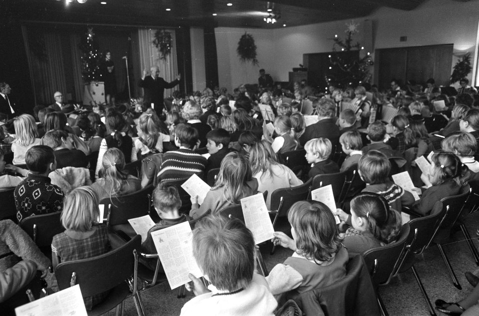 Kerstfeest voor 1.000 Amsterdamse kinderen, aangeboden door Leger des Heils over, Bestanddeelnr 921-9529