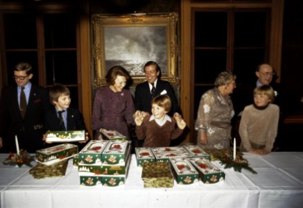 Kerstviering Koninklijke Familie en personeel in Apeldoorn, Bestanddeelnr 253-8058