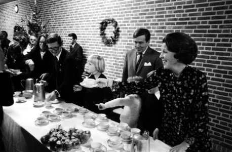 Kerstviering Koninklijke familie vlnr mr Van Vollenhove , Willem Alexander, Bestanddeelnr 929-4985
