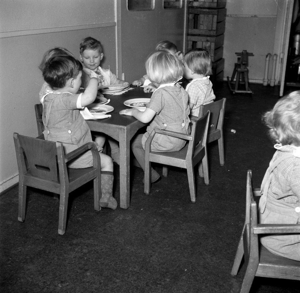 Kleuters zitten aan tafeltjes te eten, Bestanddeelnr 252-9091