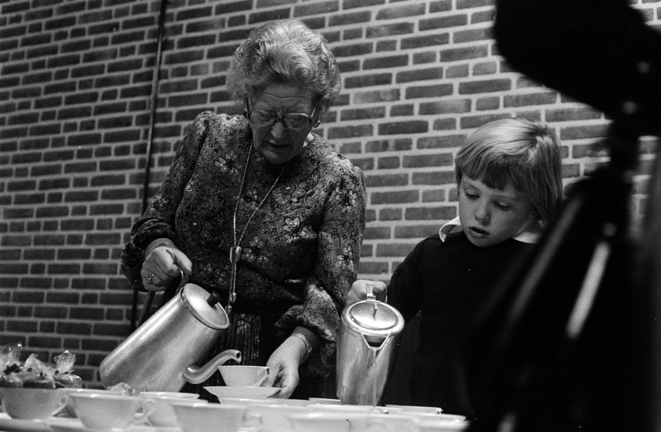 Kerstviering koninklijke familie koningin Juliana en prins Johan Friso schenken, Bestanddeelnr 929-4986