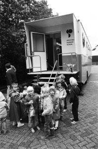 Kleuters voor de rijdende school, Bestanddeelnr 932-6998
